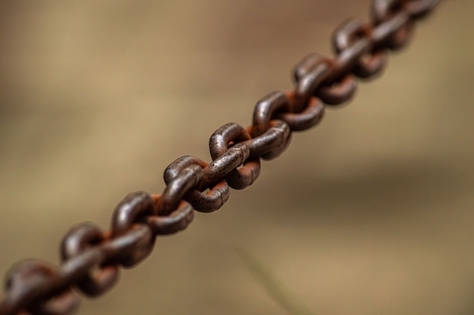 Detailed macro shot of a rusty metal chain outdoors in Minas Gerais, Brazil.